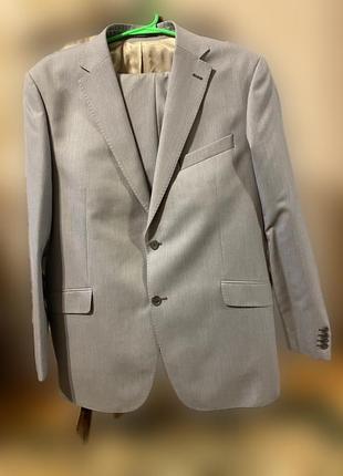 Чоловічий класичний костюм