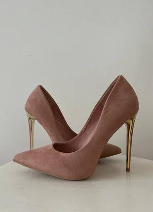 Розовые туфли на высоком каблуке
