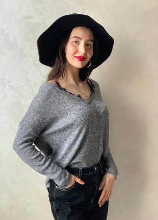 Стильная кофточка с кружевами