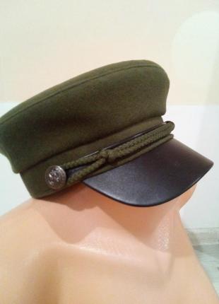Трендовая женская кепи оливкового цвета. кепка с двумя декорами.капитанка. фуражка.