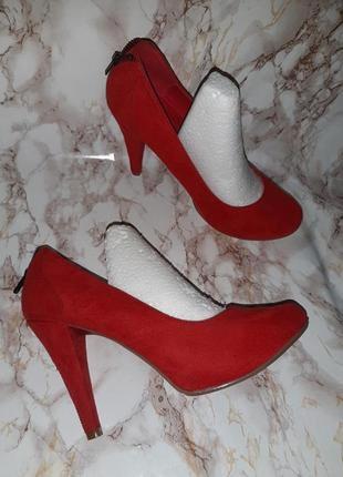 Красные туфли на каблуках