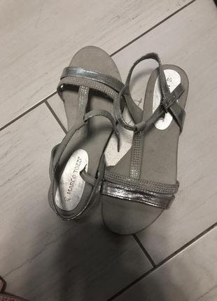 Стильні сріблясті босоніжки на низькому