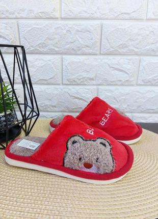 Домашние тапочки с мишкой красные1 фото