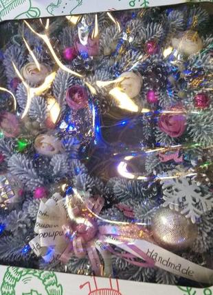 Вінок новорічний зі штучної ялинки з шишками та квітами4 фото