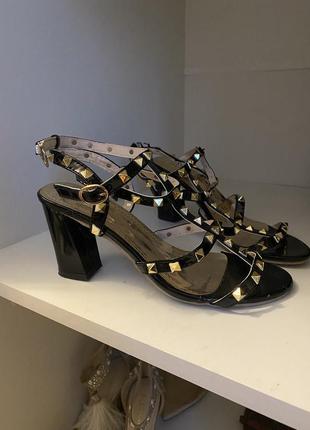 Зручні босоніжки у стилі valentino