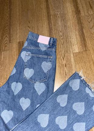 Классные трендовые джинсы в принт сердечки8 фото