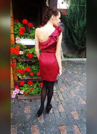 Розкішна сукня з воланом