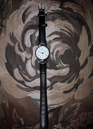 Класичні жіночі наручні годинники4 фото
