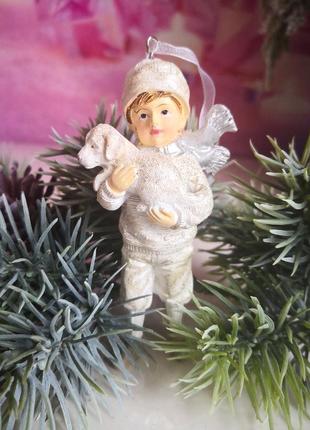 Декоративна новорічна фігурка, ялинкова прикраса, фігурка підвісна хлопчик із цуценям.1 фото
