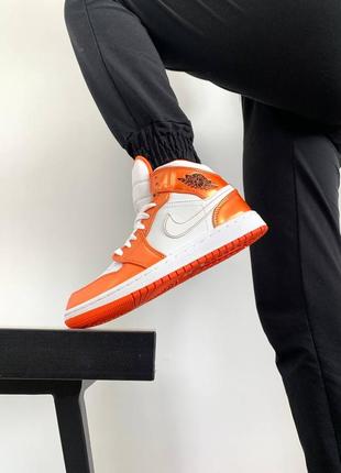 Жіночі шкіряні високі кросівки nike air jordan 1. колір оранжевий з білим. демисезонні6 фото