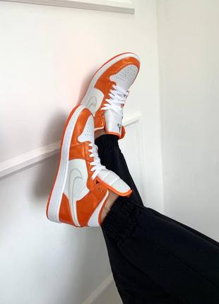 Жіночі шкіряні високі кросівки nike air jordan 1. колір оранжевий з білим. демисезонні5 фото