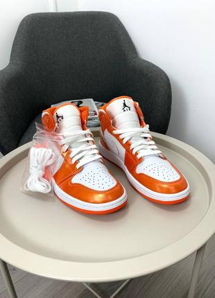 Жіночі шкіряні високі кросівки nike air jordan 1. колір оранжевий з білим. демисезонні2 фото