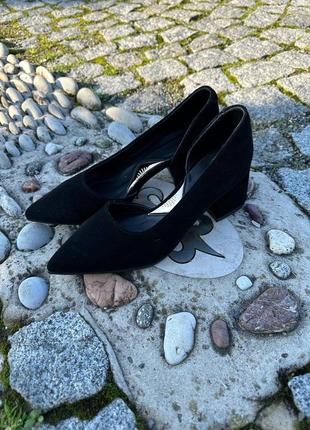 Черные замшевые базовые туфли лодочи на невысоком каблуке пошив цвет по выбору8 фото