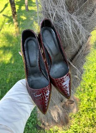 Бордовые лаковые туфли лодочки с острым носком на удобном каблуке пошив цвет по выбору3 фото