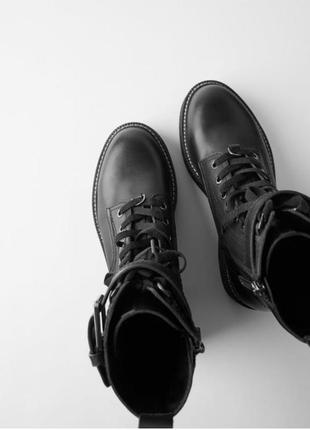 Чорні шкіряні черевики на низькому ходу зі шнурками2 фото
