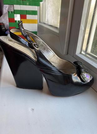 Босоножки черные на широких каблуках