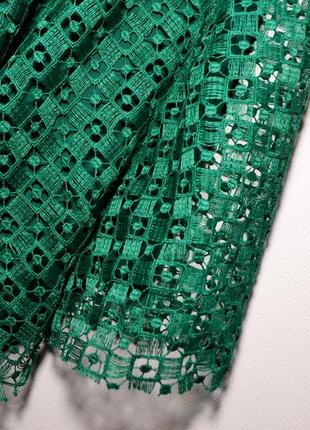 Оригинальное зеленое кружевное платье с асимметрией по низу4 фото