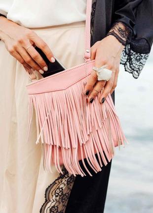 Жіноча шкіряна сумка через плече з бахромою міні крос-боді з натуральної шкіри рожева4 фото