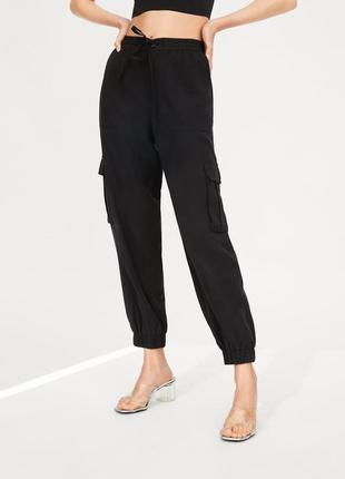 Черные брюки карго zara