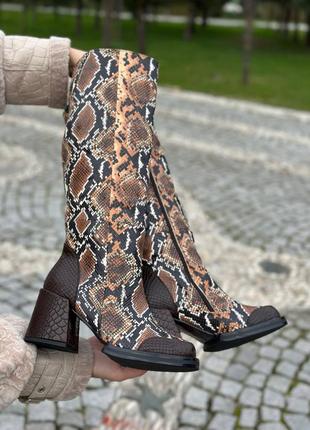 Жіночі чоботи з натуральної ексклюзивної рептилій коричневого відтінку на каблуку 6 см