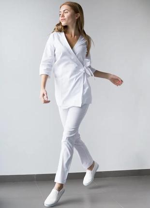 Медичний жіночий костюм білий2 фото