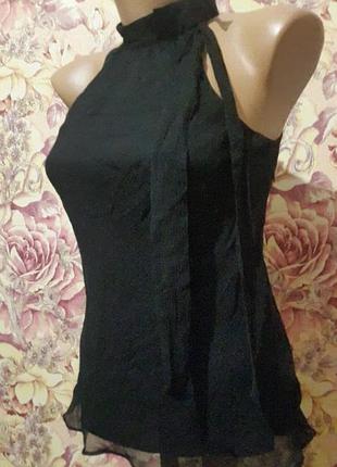 Черная блуза с бантом на шее