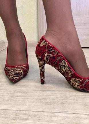 Шикарные красные туфли на каблуке, стильные, marks & spencer2 фото