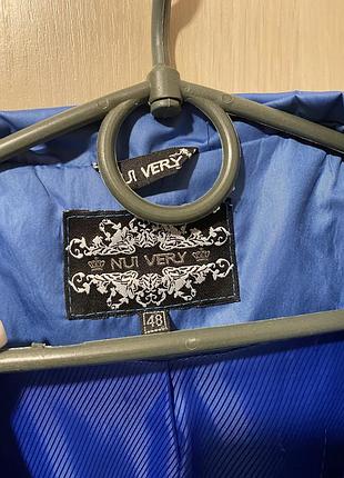 Дуже цікавий плащ в яскраво синьому кольорі