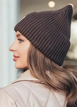 Женская молодёжная коричневая вязаная шапка2 фото