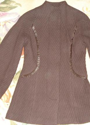 Невероятно красивое шерстяное дизайнерское пальто в состоянии нового