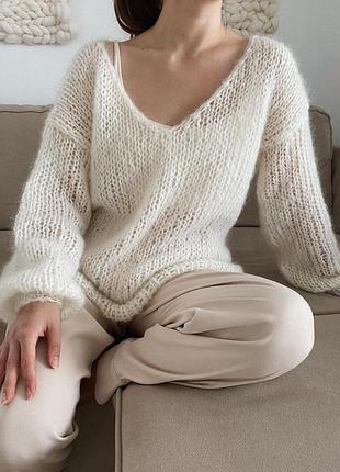 Воздушный свитер в стиле оверсайз