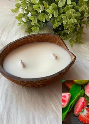 Соєва ароматична свічка в кокосі «strawberry guava»