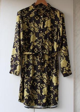 Яркое атласное платье-рубашка с принтом в стиле барокко