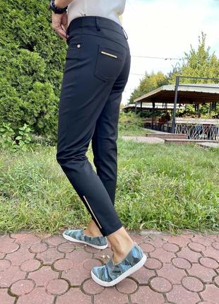 Штани чорні сигаретки стрейч жіночі зі золотою фурнітурою6 фото
