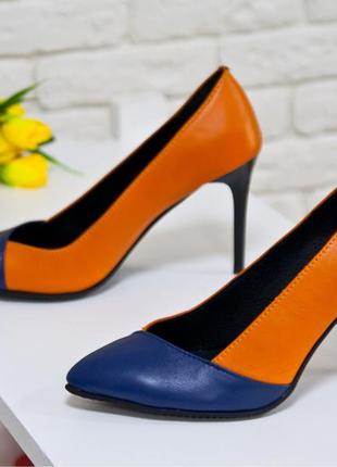 Кожаные яркие оранжево-синие  туфли на каблуке1 фото