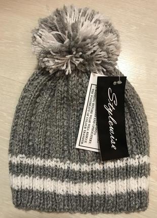 Очень красивая и стильная вязаная шапочка.