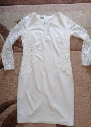 Белое платье с ажурными рукаами