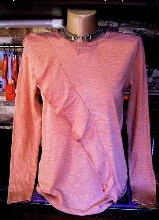 Трикотажная персиковая блузка с рюшем3 фото