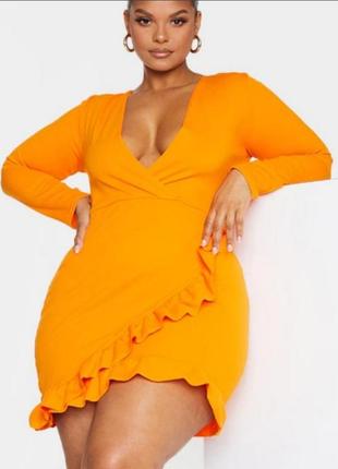 Остаточное апельсиновое платье с рюшами с глубоким декольте