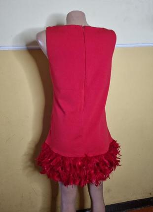 Платье  красивое  красное  с перьями5 фото