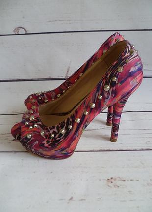 Яркие розовые туфли с шипами с открытым носком