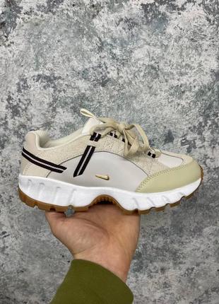 Кроссовки nike air humara lx jacquemus light bone gold wmns3 фото