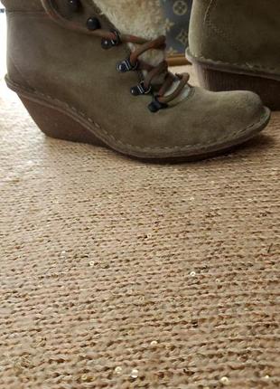 Коричневі замшеві шкіряні чобітки clark’s взуття жіночі туфлі еко овчина