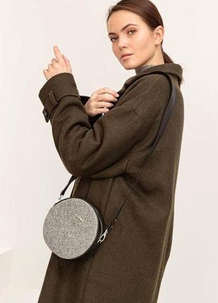 Женская фетровая круглая сумка через плечо кросс-боди из фетра и черными вставками из натуральной кожи6 фото