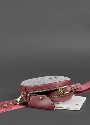 Жіноча фетрова кругла сумка через плече кросс-боді з фетра і бордовими вставками з натуральної шкіри4 фото