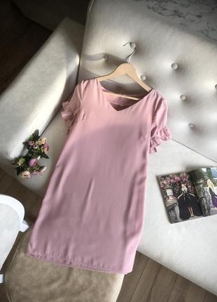 Розовое платье с рюшами