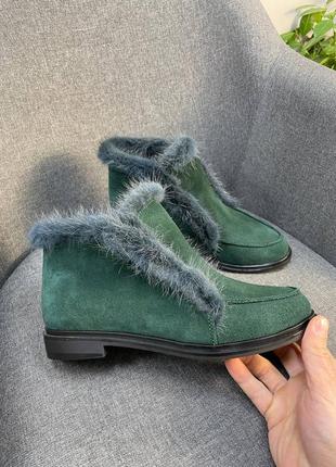 Теплі черевики лофери замшеві з хутром норки темно зелені1 фото