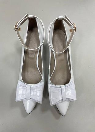 Белые кожаные туфли с острым носком и декором цвет по выбору6 фото