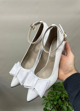 Белые кожаные туфли с острым носком и декором цвет по выбору5 фото