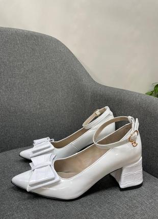Белые кожаные туфли с острым носком и декором цвет по выбору4 фото